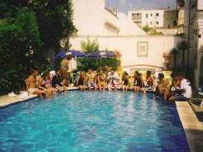 Sprachschüler am Pool in Canet de Mar