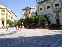 Platz mit typischen Pferdekutschen im Zentrum Sevillas